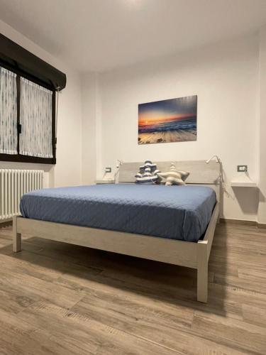 1 dormitorio con 1 cama con edredón azul en Acquamarina, en Bergeggi
