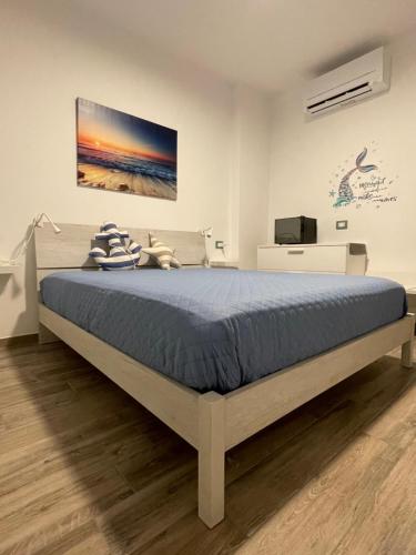 1 dormitorio con 1 cama grande en una habitación en Acquamarina, en Bergeggi