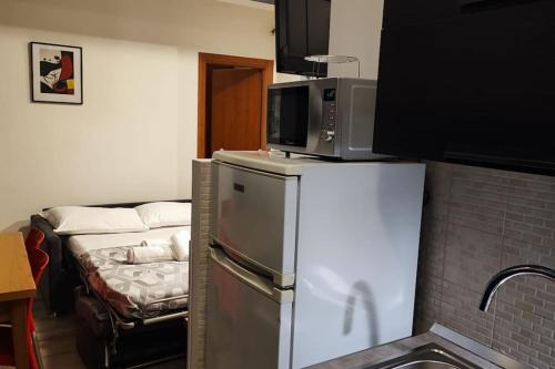 una cucina con frigorifero e forno a microonde in cima di Hubby House - Rome a Roma