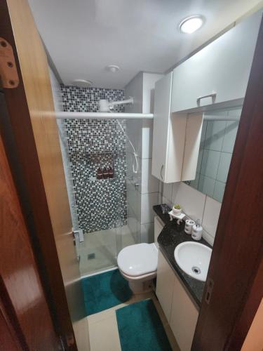 La petite salle de bains est pourvue de toilettes et d'un lavabo. dans l'établissement Apartamento Park Sul, à Brasilia