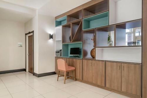 Cucina o angolo cottura di Holiday Inn Louisville Airport South by IHG