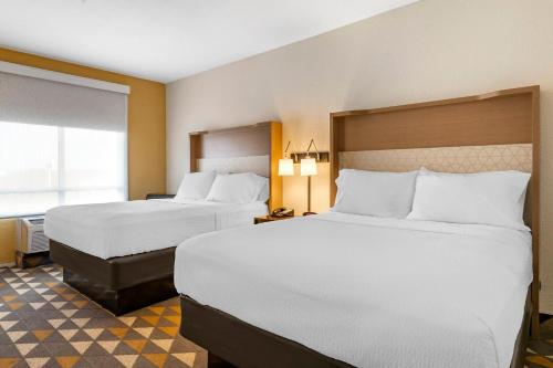 Letto o letti in una camera di Holiday Inn Louisville Airport South by IHG
