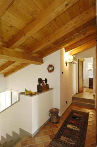 a hallway with wooden ceilings and a staircase with wooden beams at Agriturismo Terre Bianche in Teolo