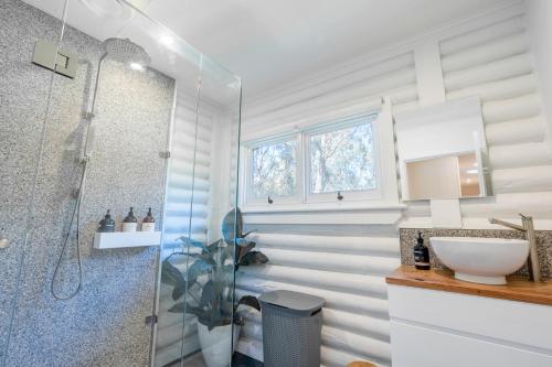 a bathroom with a shower and a sink at Harberts Lodge Yarra Valley in Launching Place