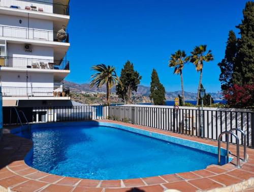 Bazén v ubytování Stunning Apartment with Sea views at Calle Carabeo, Nerja nebo v jeho okolí