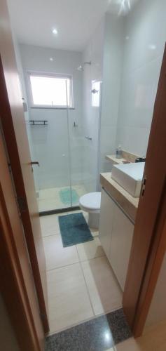 y baño con ducha, aseo y lavamanos. en Xodó da Aldeia en São Pedro da Aldeia