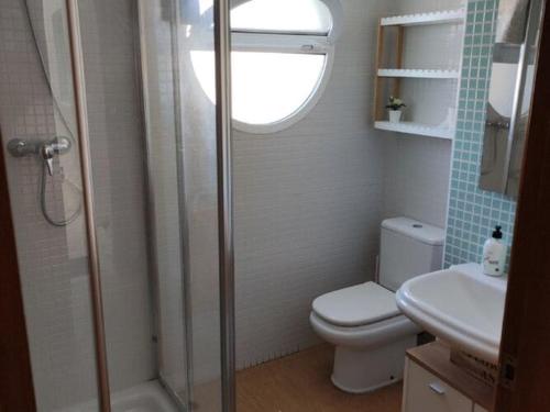 uma casa de banho com um chuveiro, um WC e um lavatório. em Beautiful apartment in El Verger with sea views em El Verger
