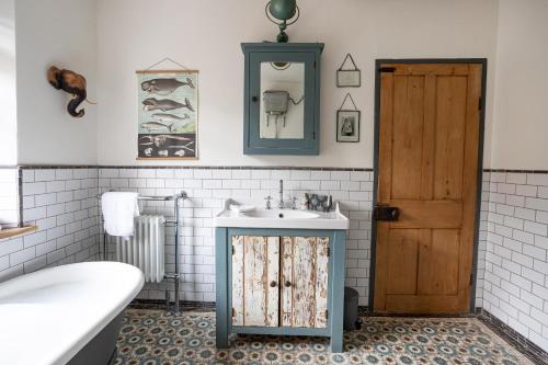 bagno con lavandino e servizi igienici di The Riverside Tailor's Cottage at Wray a Wray