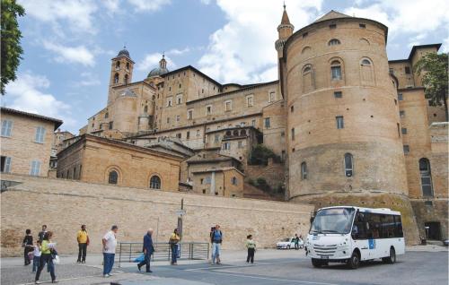 a bus parked in front of a large castle at Casa Glicine in Pian di Mulino