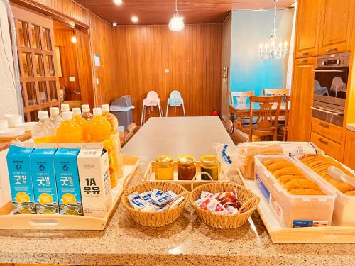 - une cuisine avec une table et un bouquet de nourriture dans l'établissement OYO Hostel Myeongdong 5, à Séoul