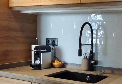 - un comptoir de cuisine avec évier dans l'établissement Stunning Apartment with Sea views at Calle Carabeo, Nerja, à Nerja