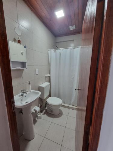 a bathroom with a toilet and a sink and a shower at Departamento Duvivier II in Resistencia