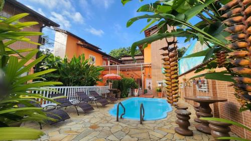 a courtyard with a swimming pool in a building at Pousada Caminho da Serra Paraty in Paraty