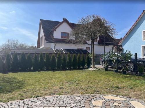 a house with a fence in front of a yard at Apartment amidst nature-Riverdale, north of Munich in Fahrenzhausen