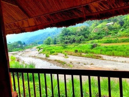 een balkon met uitzicht op een rivier bij Homestay Chung Thêm in Hoàng Su Phì