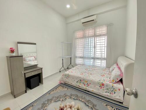 een slaapkamer met een bed, een spiegel en een raam bij Nasrah Homestay Alor Gajah in Kampong Alor Gajah