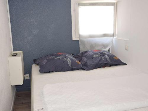 Posteľ alebo postele v izbe v ubytovaní Charmante Maisonnette avec Piscine, Terrasse et Parking à 250m de la Plage à Marseillan - FR-1-387-195