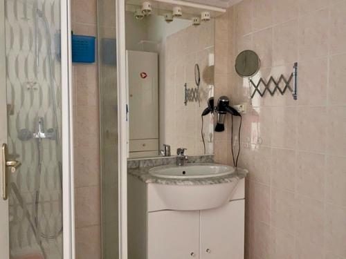łazienka z umywalką i prysznicem w obiekcie Pavillon à Longeville-sur-Mer, proche plage, 6 pers, 3 ch, terrasse, parking privé - FR-1-336-135 w mieście Longeville-sur-Mer