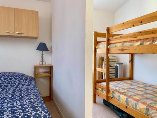 sypialnia z łóżkiem piętrowym i sypialnia z drabiną w obiekcie Pavillon à Longeville-sur-Mer, proche plage, 6 pers, 3 ch, terrasse, parking privé - FR-1-336-135 w mieście Longeville-sur-Mer
