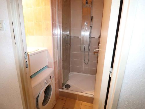 y baño con ducha y lavadora. en Appartement Le Grau-du-Roi, 2 pièces, 4 personnes - FR-1-307-235, en Le Grau-du-Roi