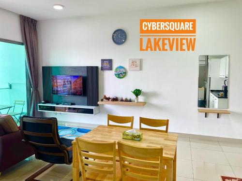 comedor con mesa de madera y sillas en Cybersquare Lakeview with Netflix and Disney Hotstar en Cyberjaya