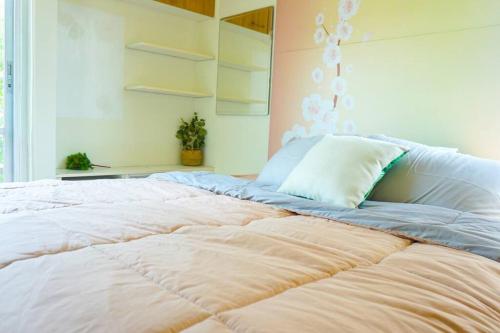 a large white bed in a room with a window at The IRIS no.301 : 2 Bedrooms near Huamark Station in Ban Bang Toei (1)