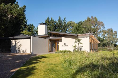 uma casa no campo com um quintal em Tussock Hill Vineyard Retreats em Christchurch