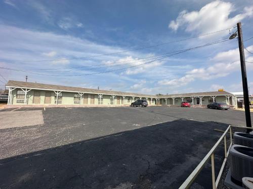 an empty parking lot in front of a building at Llano Motel in Llano