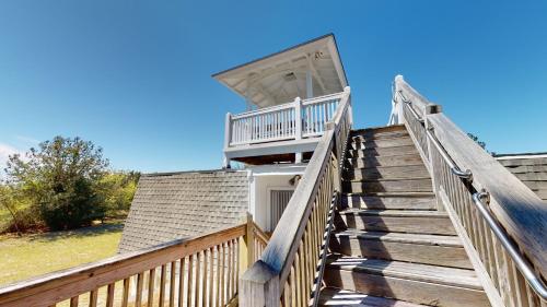 Un conjunto de escaleras que conducen a una casa en ATLANTIC TABBY home, en Jekyll Island