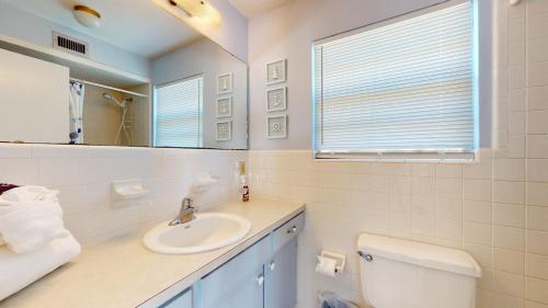 Un baño de ATLANTIC TABBY home