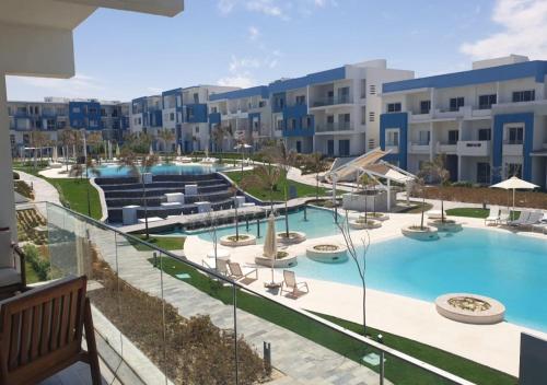 Modern Style Serviced Apartment at Fouka Bay North Coast with Pool and Sea View في مرسى مطروح: اطلالة على مسبح في منتجع