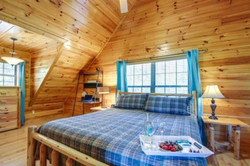 Tempat tidur dalam kamar di Ultimate Family Cabin with Hot Tub, Sauna, Fireplace, Theater Room, Arcade, Pool Table, and Fire Pit in Perfect Location!