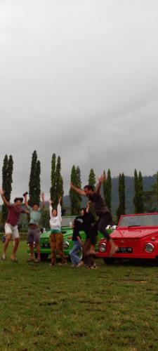 a group of people playing with a frisbee in a field at Homestay dwi prasetyo in Kembanglimus