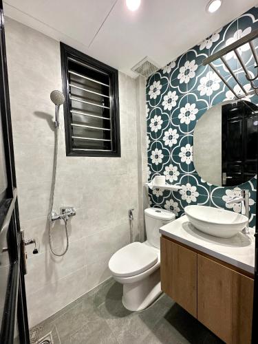 a bathroom with a toilet and a sink and a shower at Moon Homestay in Thôn Kim Long (1)