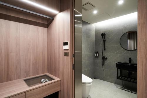 uma casa de banho com um chuveiro, um WC e um lavatório. em Yung An Business Hotel em Dounan