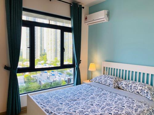 Katil atau katil-katil dalam bilik di SeaView 2-bedroom Fully Furnished Apartment Forest City #freeWIFI