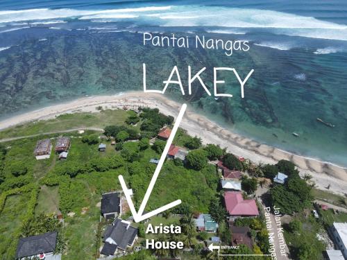 una vista aérea de una isla con las palabras parioliniana nazarursiasis en Arista Lakey Peak House en Huu