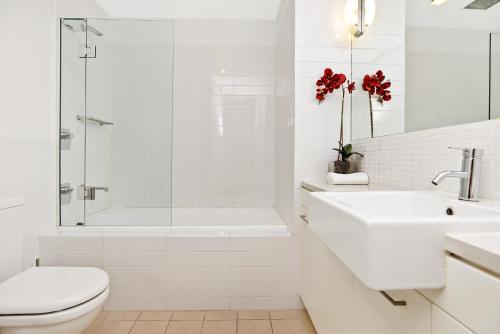 uma casa de banho branca com um lavatório e um WC em 25 The Breeze - unit 25 at nr 2-5 Flinders Pde, Victor Harbor em Victor Harbor