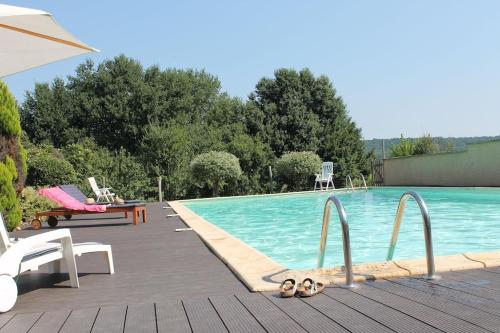 ein Pool mit drei Hausschuhen auf dem Boden daneben in der Unterkunft Le Cireysou - Secluded farmhouse with large private pool and grounds in Saint-Germain-et-Mons