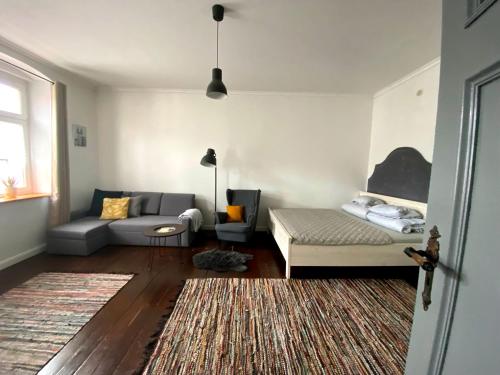 salon z kanapą i stołem w obiekcie Apartament Pod Tężnią w mieście Głuchołazy