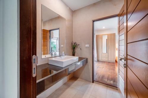 La salle de bains est pourvue d'un lavabo et d'un miroir. dans l'établissement Private Pool Villa•4BR•PATTAYA, à Ban Rong Po
