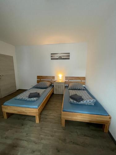 Habitación con 2 camas en una habitación en Lora Appartements, en Mainbernheim