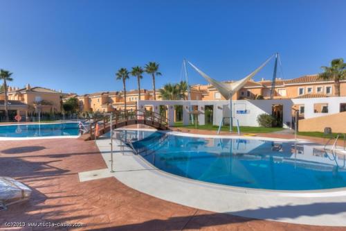 Bazén v ubytovaní Apartamento en Vera Playa alebo v jeho blízkosti