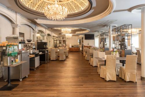 Adaastra Boutique Hotel في ناترز: مطعم بطاولات وكراسي وثريا