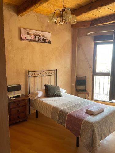 um quarto com uma cama e uma placa na parede em Albergue hostal Sahagún em Sahagún