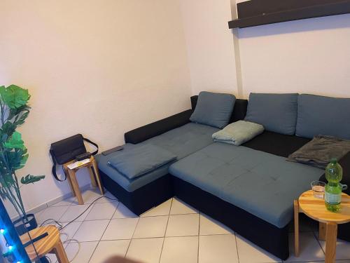 a living room with a blue couch and a table at Appartement Entier a Trier in Trier