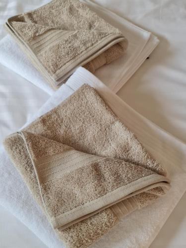 sterta ręczników na stole w obiekcie CeCe's w mieście Gurnard