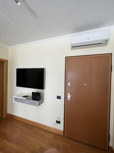 een kamer met een deur en een televisie aan een muur bij Mary's house in Rome