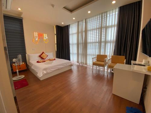 Phú Gia Hotel في مدينة هوشي منه: غرفة نوم بسرير وطاولة وكراسي