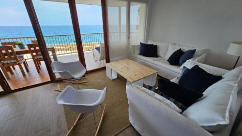 sala de estar con sofá y mesa en Súper Mar Azul en Salou, en Salou
